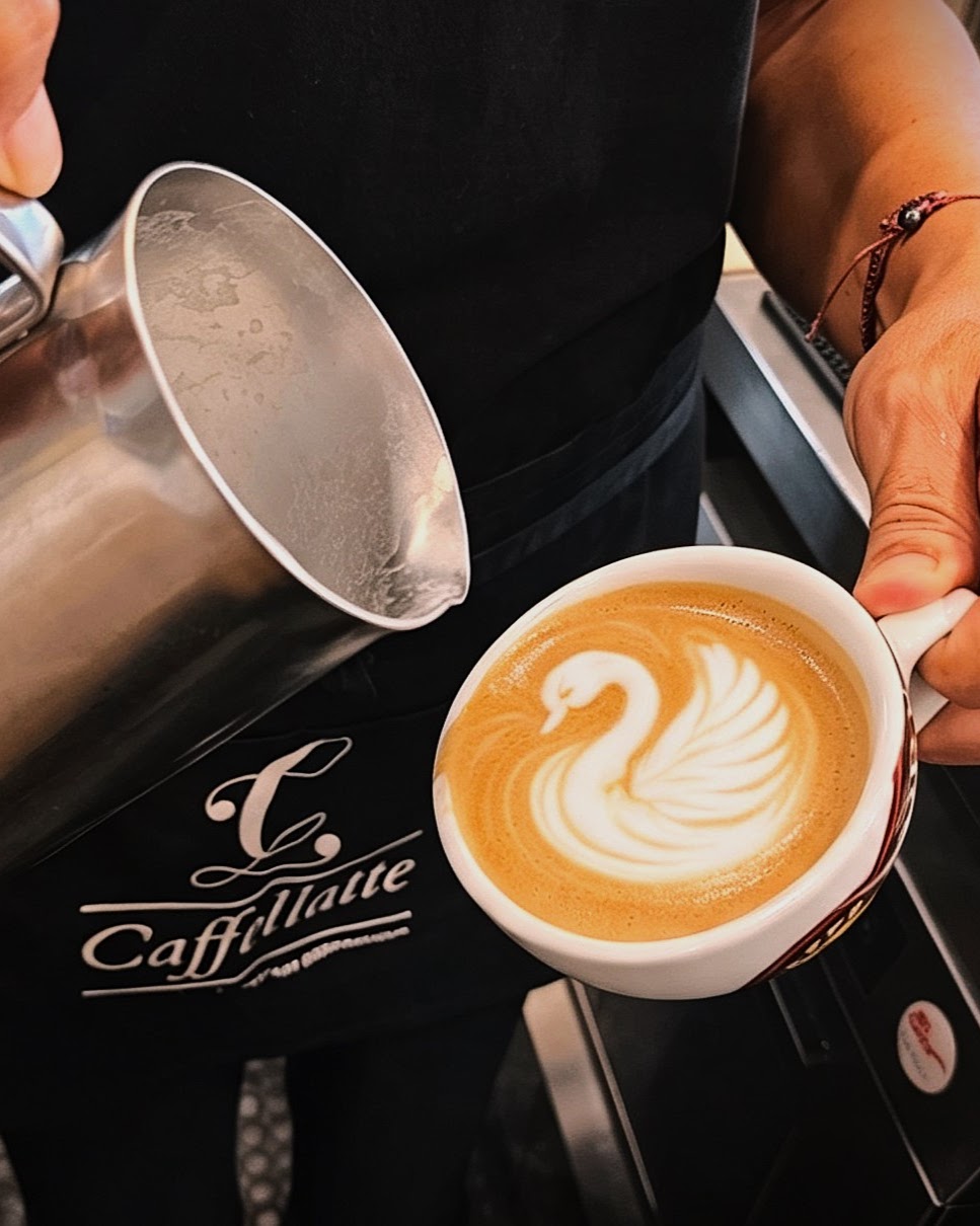 Latte art a forma di cigno versata a mano in una tazza Caffellatte